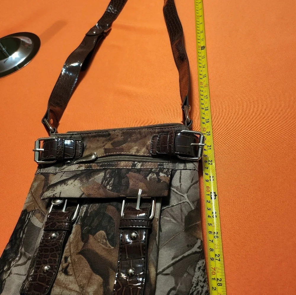 REALTREE CAMOFLAUGE Crossbody With Faux CROC Strap - Picture 6 of 9